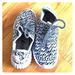 Yeezy-Inspired Tennis Shoe